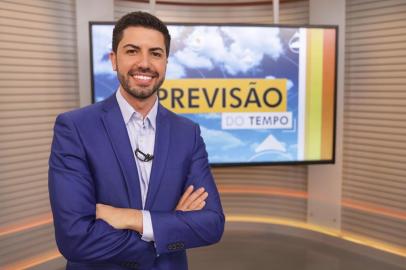  PORTO ALEGRE, RS, BRASIL, 18/06/2020-Marco Matos é o novo apresentador da Previsão do Tempo na RBS TV. Foto: Isadora Neumann \ Agencia RBSIndexador: ISADORA NEUMANN<!-- NICAID(14525465) -->