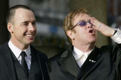 #PÁGINA:12Casamento gay na Inglaterra. O cantor Elton John (D) se casou com David Furnish, cineasta.Filmmaker David Furnish and rock star Elton John pose for photos outside Windsors Guildhall, England, Wednesday Dec. 21, 2005, where they were joined in a civil union. The couple are among hundreds of same-sex couples to wed in civil partnerships in England and Wales on Wednesday, the first day that such ceremonies become possible. Ceremonies were held earlier this week in Northern Ireland and Scotland. (AP Photo/Haydn West) Fonte: AP Fotógrafo: HAYDN WEST<!-- NICAID(1741829) -->