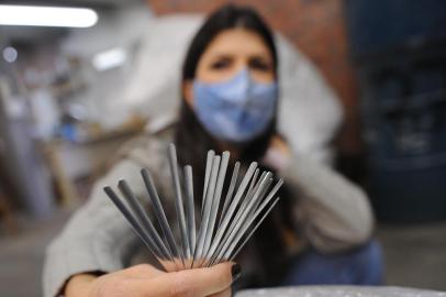  CAXIAS DO SUL RS, BRASIL, 10/06/2020 - Durante a pandemia de corinavírus, algumas empresas se reinventaram. NA FOTO: Patrícia Mattana, proprietária da Arco Componentes Metálicos, redirecionou negócio para amenizar perdas do período. (Marcelo Casagrande/Agência RBS)<!-- NICAID(14524577) -->