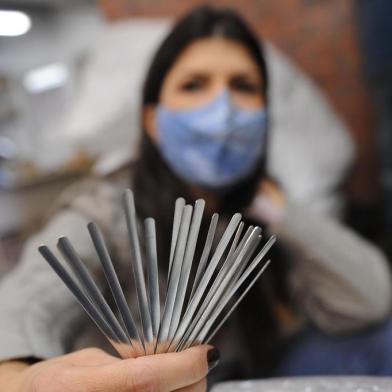  CAXIAS DO SUL RS, BRASIL, 10/06/2020 - Durante a pandemia de corinavírus, algumas empresas se reinventaram. NA FOTO: Patrícia Mattana, proprietária da Arco Componentes Metálicos, redirecionou negócio para amenizar perdas do período. (Marcelo Casagrande/Agência RBS)<!-- NICAID(14524577) -->