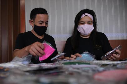  CAXIAS DO SUL RS, BRASIL, 10/06/2020 - Durante a pandemia de corinavírus, algumas empresas se reinventaram. NA FOTO:Elias de Castilhos Duarte e Thais Gomes Duarte conseguiram se reinventar e passaram a confeccionar máscaras durante a pandemia. (Marcelo Casagrande/Agência RBS)<!-- NICAID(14524631) -->