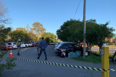 Um homem foi morto a tiros dentro do estacionamento da Companhia de Desenvolvimento de Caxias do Sul (Codeca), por volta das 6h15min desta segunda-feira (22). O local fica no bairro Centenário. Conforme a Brigada Militar (BM), criminosos dispararam contra o homem e fugiram em seguida. De acordo com a Polícia Civil, a perícia está em deslocamento para o local do crime, que está isolado.<!-- NICAID(14527750) -->