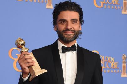 596862269Oscar Isaac poses in the press room with his award for Best Actor - Limited Series or TV Movie, at the 73nd annual Golden Globe Awards, January 10, 2016, at the Beverly Hilton Hotel in Beverly Hills, California. AFP PHOTO / FREDERIC J. BROWNEditoria: ACELocal: Beverly HillsIndexador: FREDERIC J BROWNSecao: culture (general)Fonte: AFPFotógrafo: STF<!-- NICAID(11938413) -->