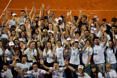  Serbian tennis player Novak Djokovic poses with volunteers after the final match  between Austrian tennis player Dominic Thiem and Serbian tennis player Filip Krajinovic at the Adria Tour, Novak Djokovic's Balkans charity tennis tournament in Belgrade on June 14, 2020. - The ATP and WTA Tours have been suspended since March due to the COVID-19 pandemic and will not resume at least until the end of July 2020. (Photo by Andrej ISAKOVIC / AFP)Editoria: SPOLocal: BelgradeIndexador: ANDREJ ISAKOVICSecao: charityFonte: AFPFotógrafo: STF<!-- NICAID(14527992) -->