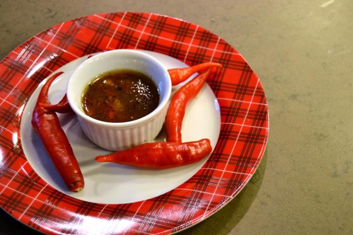 Pimenta malagueta vermelha com fogo no fundo branco