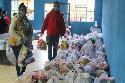 Voluntários da ONG Misturaí durante entrega de alimentos na pandemia.<!-- NICAID(14523363) -->