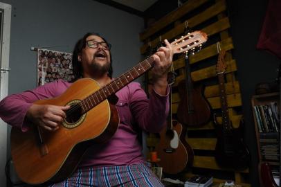  CAXIAS DO SUL, RS, BRASIL (22/06/2020)Retrato de cardo Peixoto, músico para pauta do Almanaque. (Antonio Valiente/Agência RBS)<!-- NICAID(14527894) -->