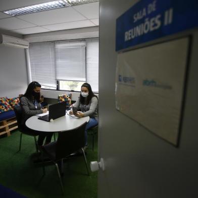  PORTO ALEGRE, RS, BRASIL - 22.06.2020 - Empresas realizando recrutamento online. Na imagem as recrutadoras: Daniela feijó e Hellen godoflite. (Foto: Félix Zucco/Agencia RBS)<!-- NICAID(14528126) -->