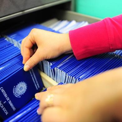  CAXIAS DO SUL, RS, BRASIL, 25/01/2018. Aumentou a procura para a confecção da Carteira de Trabalho. Um dos principais motivos são os jovens que estão fazendo a sua primeira carteira. (Porthus Junior/Agência RBS)<!-- NICAID(13383231) -->