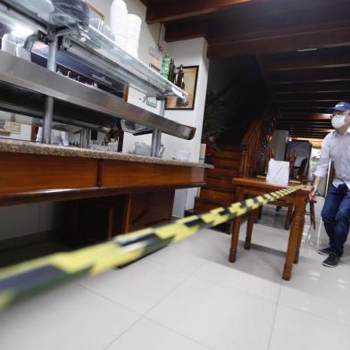  ****EM BAIXA****PORTO ALEGRE, RS, BRASIL, 23/06/2020-Donos de bares e restaurantes temem ter de jogar comida fora e reclamam das constantes mudanças em Porto Alegre. Foto: Lauro Alves / Agencia RBS<!-- NICAID(14528655) -->