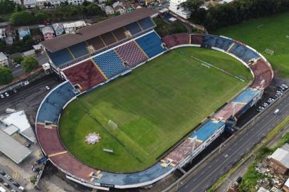 CAXIAS DO SUL, RS, BRASIL, 18/02/2020. Vista aérea do estádio Francisco Stédile, mais conhecido como Estádio Centenário. Ele serár palco do único jogo da final da Taça Cel. Ewaldo Poeta, primeiro turno do Campeonato Brasileiro. O confronto será SER Caxias x Grêmio, no próximo sábado (22/02).  (Porthus Junior/Agência RBS)<!-- NICAID(14423599) -->