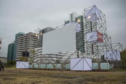  PORTO ALEGRE, RS, BRASIL - 10/06/2020Montagem do cinema drive-in no estacionamento da ADVB chega na reta final<!-- NICAID(14519535) -->