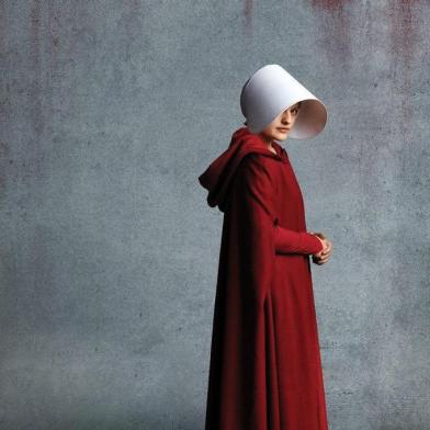 Elizabeth Moss em cena de The Handmaids Tale, série baseada no livro O conto da aia, de Margaret Atwood<!-- NICAID(13890872) -->