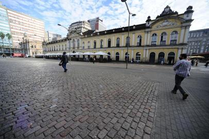  PORTO ALEGRE,RS,BRASIL.2020,0623,Pouco movimento no centro de Porto Alegre,com  impacto das novas regras nos espaços públicos diante da confusão de sistema de bandeiras e decreto municipal,e o abre e fecha das lojas.(RONALDO BERNARDI/AGENCIA RBS).<!-- NICAID(14528792) -->