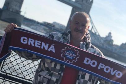 O torcedor grená Silvio Veronese em Londres com a manta do Caxias. <!-- NICAID(14526624) -->