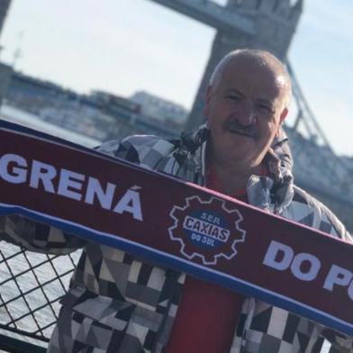 O torcedor grená Silvio Veronese em Londres com a manta do Caxias. <!-- NICAID(14526624) -->