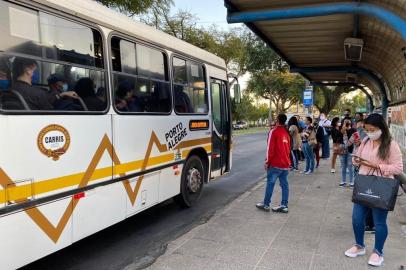 ônibus, paradas lotadas<!-- NICAID(14529396) -->