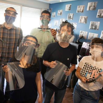  PORTO ALEGRE, RS, BRASIL - A empresa Print Up 3D está montando e doando face shields para hospitais. Na foto: Amanda Pires (azul), Marcelo Kratz (camiseta xadrez) , Leonardo Murillo (menino menor), Leonardo Kratz (camisa verde) e Júlia Longhi (camiseta MTV). (Foto: Jefferson Botega/Agencia RBS)Indexador: Jefferson Botega<!-- NICAID(14529106) -->