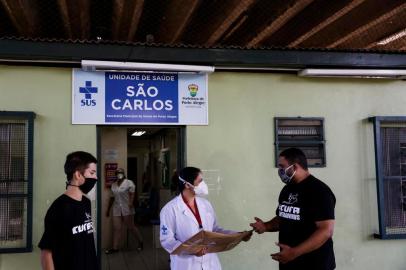  PORTO ALEGRE, RS, BRASIL, 24-06-2020: Entrega de face shield na Unidade de Saude Sao Carlos, no bairro Partenon, para a enfermeira Luana Machado Silveira, gerente de servicos de saude da unidade, pela campanha Responsabilidade: vista essa causa. Cada unidade de saude recebe 42 protetores faciais. (Foto: Mateus Bruxel / Agencia RBS)Indexador: Mateus Bruxel<!-- NICAID(14529814) -->