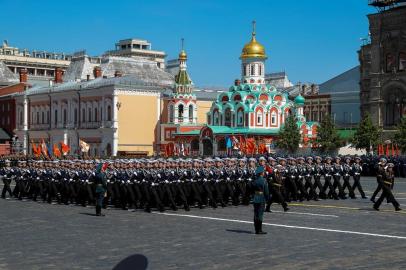  Russian servicemen march on Red Square during a military parade, which marks the 75th anniversary of the Soviet victory over Nazi Germany in World War Two, in Moscow on June 24, 2020. - The parade, usually held on May 9, was postponed this year because of the coronavirus pandemic. (Photo by Pavel Golovkin / POOL / AFP)Editoria: POLLocal: MoscowIndexador: PAVEL GOLOVKINSecao: armed ForcesFonte: POOLFotógrafo: STR<!-- NICAID(14529959) -->