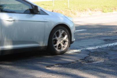  CAXIAS DO SUL, RS, BRASIL (24/06/2020)Estado de conservação de algumas das rodovias que mais apresentam problemas na região. Há poucos buracos, mas asfalto está muito deteriorado e com sinalização apagada. Na foto, RS-453 entrada do barracão - km 107. (Antonio Valiente/Agência RBS)<!-- NICAID(14529644) -->