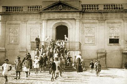  Saída do turno da tarde em 1924.Fonte: Relatório de Instrução Pública do Estado do Rio Grande do Sul. In: Ermel, T.F. 2018.<!-- NICAID(14529539) -->