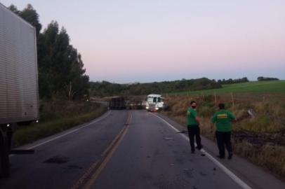 O tombamento de um caminhão na altura do km 159 bloqueia totalmente a da RS-122, entre Vacaria e Campestre da Serra nesta quinta-feira (25). Segundo o Grupo Rodoviário da Brigada Militar, o caminhão está atravessado na pista desde o acidente, por volta das 17h30 de quarta-feira (24). <!-- NICAID(14530684) -->