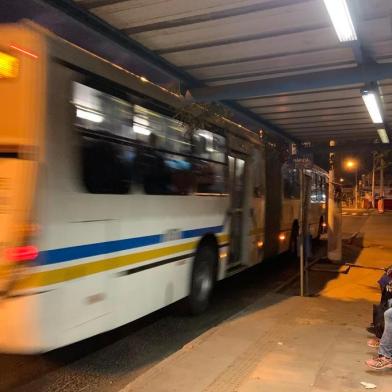  PORTO ALEGRE, RS, BRASIL, 25/06/2020- Com assentos lotados, ônibus não recolhem passageiros e usuários reclamam de atraso nas paradas de Porto Alegre. Fotos em parada da restinga, próximo a Esplanada. Foto: Tiago Boff / Agencia RBS<!-- NICAID(14530690) -->