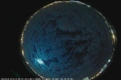 Grande Bólido ilumina o céu ao explodir sobre o RSO meteoro explodiu a uma altitude de 98,7 Km aproximadamente sobre a Lagoa dos PatosFoi registrado por 9 câmeras do Observatório e por uma câmera em Santa Catarina na cidade de Monte Castelo por Jocimar Justino também associado a Bramon - Rede Brasileira de Monitoramento de meteorosO registro da explosão foi as 02:52h<!-- NICAID(14530919) -->