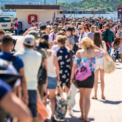  People queue on the City Hall quay in Oslo prior to take boats to reach the islands in the Oslo Fjord as the number of people boarding ferries is limited to 50 amid the new coronavirus pandemic, on May 31, 2020. (Photo by Stian Lysberg Solum / NTB Scanpix / AFP) / Norway OUTEditoria: HTHLocal: OsloIndexador: STIAN LYSBERG SOLUMSecao: diseaseFonte: NTB ScanpixFotógrafo: STR<!-- NICAID(14530997) -->