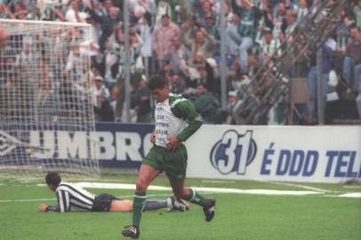 *** Ju x Botafogo/1999 - Gilmar ***Juventude 2 x 1 Botafogo, jogo de ida pelas finais da Copa do Brasil de 1999. Na foto, Márcio comemora gol do Juventude.Foto de arquivo de 20 de junho de 1999.Pasta de referência 44248.<!-- NICAID(60394) -->