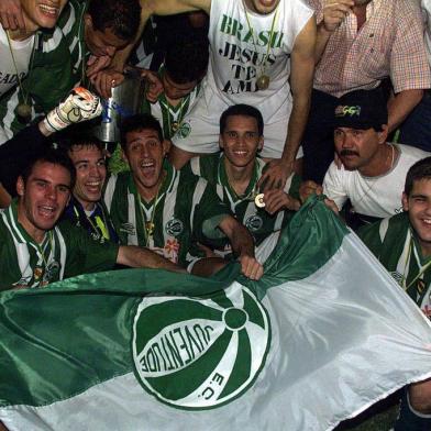 Botafogo 0x0 Juventude - final da Copa do Brasil - Estádio Maracanã. O Ju conquistou o primeiro título da competição e conseguiu uma vaga para a Libertadores de 2000.Jogadores comemorando em pleno gramado.#ENVELOPE: PENDENTE<!-- NICAID(576975) -->