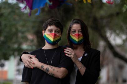  PORTO ALEGRE, RS, BRASIL - Mães pela diversidade.No mês do orgulho LGBT, matéria do Caderno Donna fala do movimento de Mães pela Diversidade, que completa cinco anos de atuação no Estado. A ideia é contar como o movimento nasceu, quais as conquistas nesses cinco anos e como se tornou uma importante rede para conectar mães de pessoas LGBT. Renata dos Anjos (mãe), criadora do movimento no RS, é mãe de Flora, uma mulher lésbica.Indexador: Jefferson Botega<!-- NICAID(14526768) -->