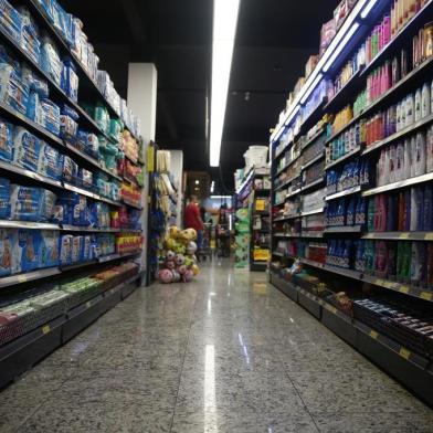  PORTO ALEGRE, RS, BRASIL - 06.04.2020 - Preços de produtos básicos no Supermercado Pezzi. (Foto: Jefferson Botega/Agencia RBS)<!-- NICAID(14470622) -->