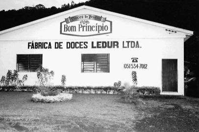  Já em 1950, o doce representava importante parcela à economia de algumas famílias do Rio Grande do Sul. Hoje, mais de 300 famílias trabalham nesse ofício, em Tupandi, cidade onde, atualmente, a empresa familiar está localizada.<!-- NICAID(14530878) -->