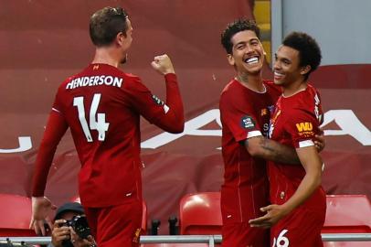  Liverpools English defender Trent Alexander-Arnold (R) celebrates scoring the opening goal with Liverpools Brazilian midfielder Roberto Firmino (C) and Liverpools English midfielder Jordan Henderson during the English Premier League football match between Liverpool and Crystal Palace at Anfield in Liverpool, north west England on June 24, 2020. (Photo by PHIL NOBLE / POOL / AFP) / RESTRICTED TO EDITORIAL USE. No use with unauthorized audio, video, data, fixture lists, club/league logos or live services. Online in-match use limited to 120 images. An additional 40 images may be used in extra time. No video emulation. Social media in-match use limited to 120 images. An additional 40 images may be used in extra time. No use in betting publications, games or single club/league/player publications. / Editoria: SPOLocal: LiverpoolIndexador: PHIL NOBLESecao: soccerFonte: POOLFotógrafo: STR<!-- NICAID(14531354) -->