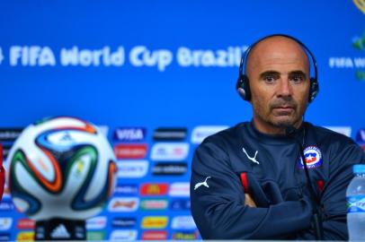 Chiles Argentinian coach Jorge Sampaoli gives a conference press at Corinthians Arena in Sao Paulo on June 22, 2014 on the eve of the 2014 FIFA World Cup Group B football match between Netherlands and Chile.    AFP PHOTO / MARTIN BERNETTI<!-- NICAID(10609026) -->