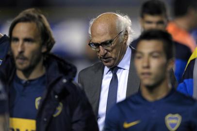 File picture taken on August 24, 2014 showing Boca Juniors team coach Carlos Bianchi (C) leaving the field after his team lost by 3-0 to Atletico Rafaela during the Argentine First Division football match, at La Bombonera stadium in Buenos Aires. Bianchi was dismissed on August 28, 2014 for the bad performance of the team during the local championship.  AFP PHOTO / Alejandro PAGNI<!-- NICAID(10784905) -->