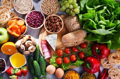  Composition with assorted organic food products on wooden kitchen table.Fonte: 263685933<!-- NICAID(14462437) -->