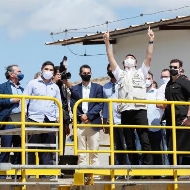 Chegada das águas do Rio São Francisco ao Ceará(Penaforte - CE, 26/06/2020) Presidente da República, Jair Bolsonaro acompanhado do Ministro do Desenvolvimento Regional, Rogério Marinho e demais autoridades, assistem à chegada das águas do Rio São Francisco ao Estado do Ceará.Foto: Isac Nóbrega/PR<!-- NICAID(14532136) -->