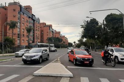 A Avenida João Wallig foi liberada na tarde desta sexta-feira (26) entre as avenidas Túlio de Rose e Nilo Peçanha, no bairro Passo Dareia, na zona norte de Porto Alegre. Desde o dia 18 de maio, o Departamento Municipal de Água e Esgotos (Dmae) fazia a reconstrução da rede pluvial que passa pelo local.<!-- NICAID(14532495) -->