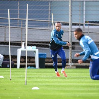 Os atacantes Everton e Alisson em treino do Grêmio no CT Luiz Carvalho durante a pandemia do coronavírus.<!-- NICAID(14532343) -->