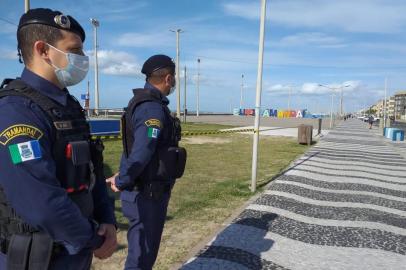 A partir deste final de semana, a faixa de areia da praia de Tramandaí, no Litoral Norte, vai ficar interditada aos sábados, domingos e feriados. A medida será adotada entre a Foz do Rio Tramandaí e o Monumento à Iemanjá. Somente pescadores e surfistas poderão acessar o local, mas apenas na entrada e saída do mar.<!-- NICAID(14532758) -->