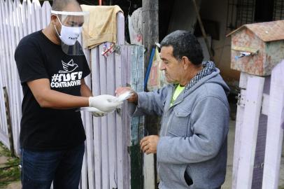  SAPUACAIA DO SUL.2020,06,27.Cufa RS,faz doações de cinco mil máscara em Sapucaia do Sul,no Bairro Colina Verde.Na foto.Ademar Nunes(RONALDO BERNARDI/AGENCIA RBS).<!-- NICAID(14532731) -->