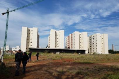 Cerca de 200 pessoas invadiram um condomínio inacabado no bairro Rubem Berta, zona norte de Porto Alegre. A ação ocorreu na manhã deste sábado(27). O residencial Sevilha, localizado na rua João Carlos Hass Sobrinho, deveria ter sido concluído em 2016. As 348 unidades vendidas não foram entregues aos proprietários.<!-- NICAID(14532811) -->