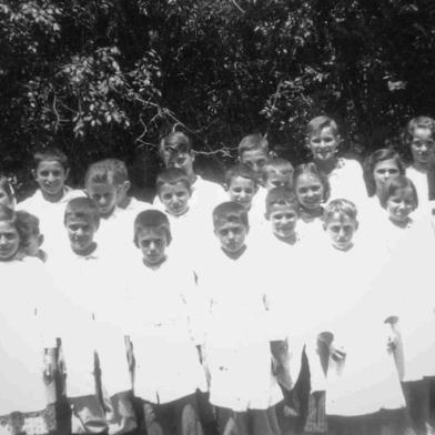 Neli Communello Cavalli com os alunos da Escola Rocha Pombo, de Nova Camaldoli, no fechamento do ano letivo de 1950, no interior de Santa Lúcia do Piaí.Crédito: acervo de família, divulgação<!-- NICAID(14533089) -->