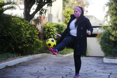  PORTO ALEGRE, RS, BRASIL, 26-06-2020: Esportistas amadores parados com a pandemia. Na foto, Tatiana Gomes dos Santos, joga em um time de futebol society, treina sozinha no páteo do prédio (FOTO FÉLIX ZUCCO/AGÊNCIA RBS, Editoria de Noticias).<!-- NICAID(14532001) -->