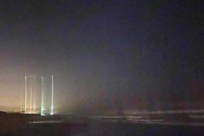  Luzes no céu entre Passo de Torres e Balneário Gaivota, em Santa Catarina, são registradas pelo empresário Rudinei Rosa.<!-- NICAID(14533685) -->