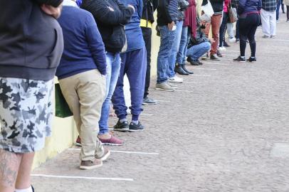  PORTO ALEGRE,RS,BRASIL.2020,05,11.Fila no SINE,para encaminhamento do seguro desemprego.(RONALDO BERNARDI/AGENCIA RSB).<!-- NICAID(14496950) -->