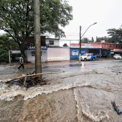  PORTO ALEGRE, RS, BRASIL, 30/06/2020- Alagamentos causados pela chuva em  Porto Alegre. Trasbordamento do Arroio na Av. Tramandaí zona sul . Foto: Lauro Alves  / Agencia RBS<!-- NICAID(14534010) -->